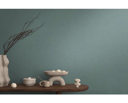 Dekoratívne predmety na drevenom stole pred stenou