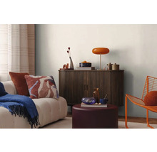 Obývacia izba s pohovkou, skrinkou a dekoratívnymi prvkami pre útulnú atmosféru.