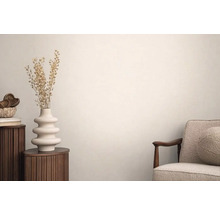 Scéna s kreslom, odkladacím stolíkom s vázou a dekoratívnymi doplnkami do obývacej izby