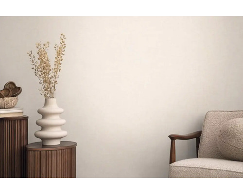 Scéna s kreslom, odkladacím stolíkom s vázou a dekoratívnymi doplnkami do obývacej izby