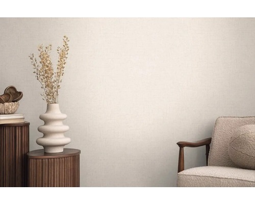 Dekoratívna obývacia izba s vázou, stolom a kreslom pre útulnú atmosféru.