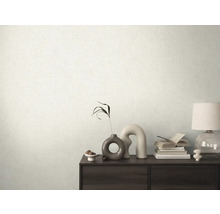 Scéna s tapetou so vzorom, komodou a dekoratívnymi predmetmi