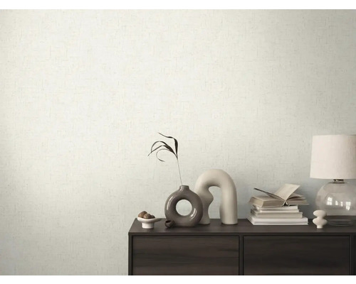 Scéna s tapetou so vzorom, komodou a dekoratívnymi predmetmi