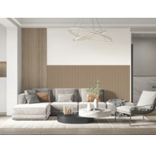 Svetlá obývacia izba s pohovkou, kreslom, konferenčným stolíkom a moderným osvetlením