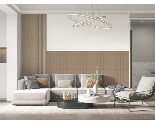 Svetlá obývacia izba s pohovkou, kreslom, konferenčným stolíkom a moderným osvetlením