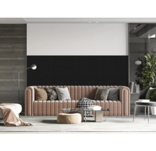 Obývacia izba s pohovkou, konferenčným stolíkom a dekoratívnymi predmetmi vo svetlom prostredí.