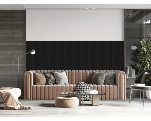 Obývacia izba s pohovkou, konferenčným stolíkom a dekoratívnymi predmetmi vo svetlom prostredí.