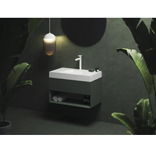 Kúpeľňová scéna s umývadlovou skrinkou, umývadlom, batériou, zrkadlom a dekoráciou