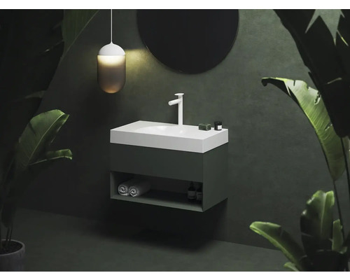 Kúpeľňová scéna s umývadlovou skrinkou, umývadlom, batériou, zrkadlom a dekoráciou