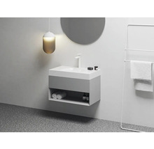 Moderná kúpeľňa s umývadlom, zrkadlom, lampou a držiakom na uteráky