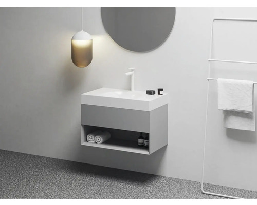 Moderná kúpeľňa s umývadlom, zrkadlom, lampou a držiakom na uteráky