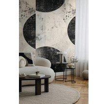 Obývacia izba s pohovkou, konferenčným stolíkom, príručnými stolíkmi a vzorovanou tapetou