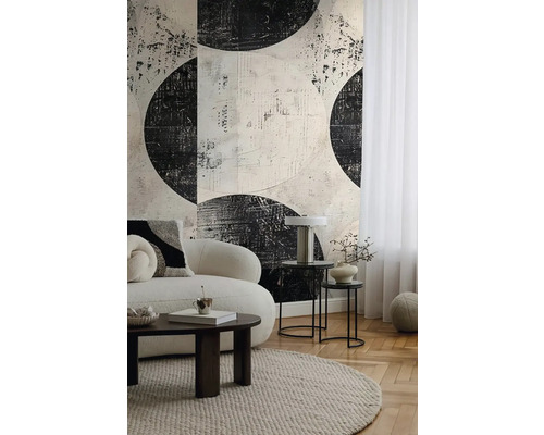 Obývacia izba s pohovkou, konferenčným stolíkom, príručnými stolíkmi a vzorovanou tapetou