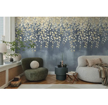 Obývacia izba s nástennou tapetou s padajúcimi listami, kreslom a pohovkou