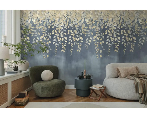 Obývacia izba s nástennou tapetou s padajúcimi listami, kreslom a pohovkou