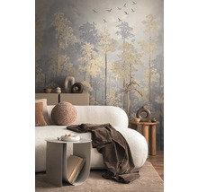 Obývacia izba s pohovkou, príručnými stolíkmi a tapetou s motívom lesa