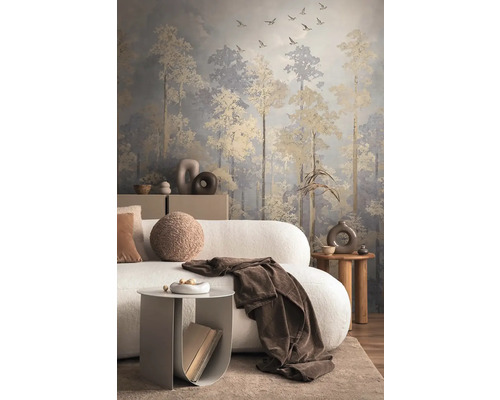 Obývacia izba s pohovkou, príručnými stolíkmi a tapetou s motívom lesa