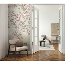 Obývacia izba s kvetinovou fototapetou, kreslom a dvojkrídlovými dverami