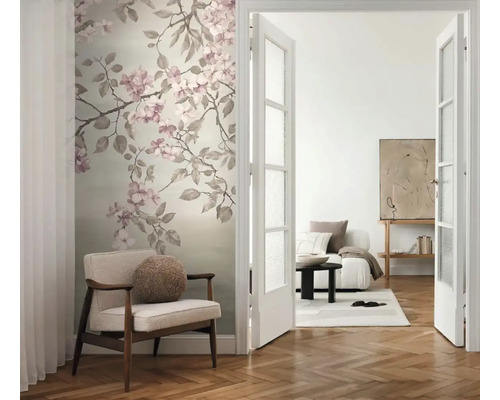 Obývacia izba s kvetinovou fototapetou, kreslom a dvojkrídlovými dverami