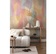 Obývacia izba s pohovkou, regálom a abstraktnou nástennou maľbou pre svetlé a usporiadané prostredie.