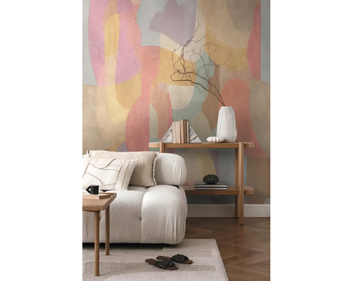 Obývacia izba s pohovkou, regálom a abstraktnou nástennou maľbou pre svetlé a usporiadané prostredie.