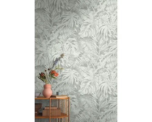 Izba s botanickou tapetou s motívom listov a policou s dekoráciami