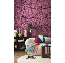 Obývacia izba s pohovkou a stenovou tapetou s rastlinným vzorom