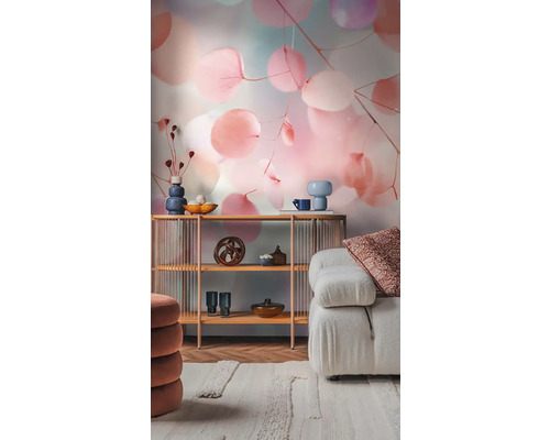 Obývacia izba s tapetou so vzorom, regálom a pohovkou