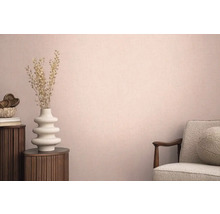 Dekoratívna obývacia izba so sušenými kvetmi vo váze na príručnom stolíku a kresle.