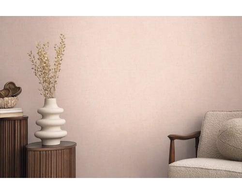 Dekoratívna obývacia izba so sušenými kvetmi vo váze na príručnom stolíku a kresle.