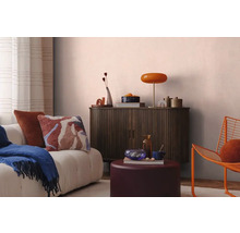 Obývacia izba s pohovkou, skriňou a dekoráciami pre útulnú atmosféru