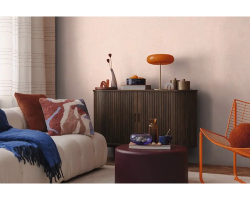 Obývacia izba s pohovkou, skriňou a dekoráciami pre útulnú atmosféru