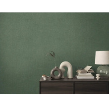 Scéna so zelenou textilnou tapetou, stolom, lampou a dekoráciou