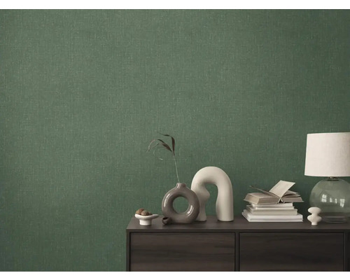 Scéna so zelenou textilnou tapetou, stolom, lampou a dekoráciou