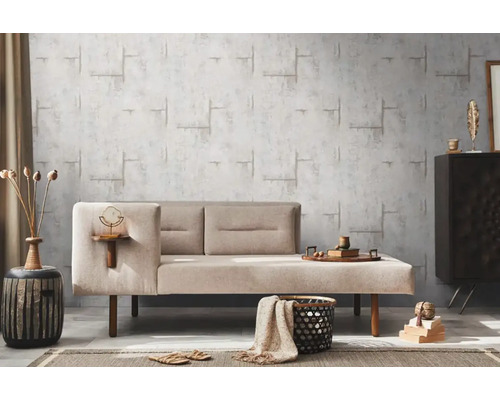 Obývacia izba s béžovou pohovkou, dekoratívnou stenou a bytovými doplnkami