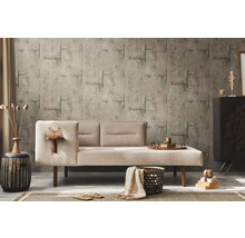 Obývacia izba s béžovou pohovkou, vzorovanou tapetou a dekoratívnymi prvkami pre útulnú atmosféru.