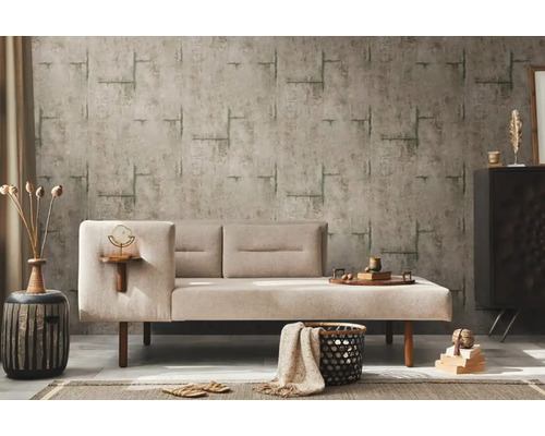 Obývacia izba s béžovou pohovkou, vzorovanou tapetou a dekoratívnymi prvkami pre útulnú atmosféru.