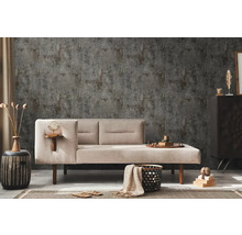 Obývacia izba s béžovou pohovkou, vzorovanou tapetou a dekoratívnymi prvkami pre útulnú atmosféru