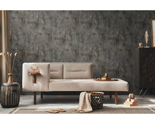 Obývacia izba s béžovou pohovkou, vzorovanou tapetou a dekoratívnymi prvkami pre útulnú atmosféru