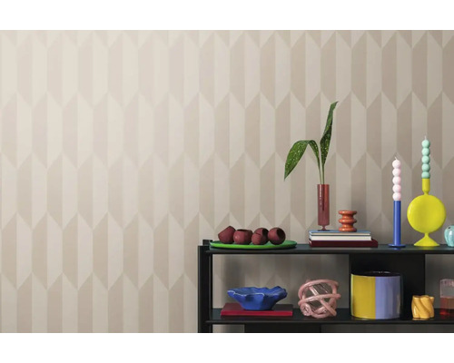 Obývacia izba so vzorovanou tapetou a dekoratívnymi predmetmi na polici