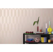 Pohľad na izbu s tapetou so vzorom a zdobenou policou