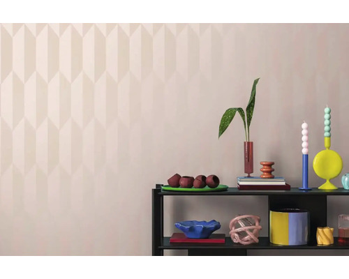 Pohľad na izbu s tapetou so vzorom a zdobenou policou