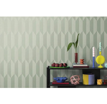 Izba s geometrickou tapetou a polica s dekoráciami