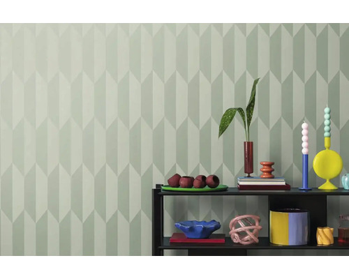 Izba s geometrickou tapetou a polica s dekoráciami