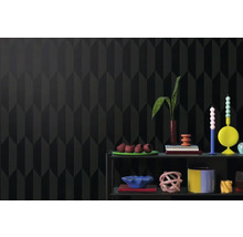 Dekoratívna obývacia izba s tapetou so vzorom a policami s dekoratívnymi predmetmi.