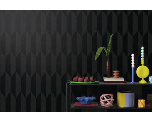 Dekoratívna obývacia izba s tapetou so vzorom a policami s dekoratívnymi predmetmi.