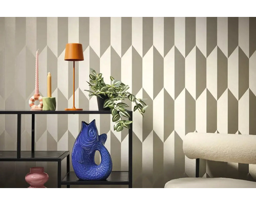 Dekoratívna izba s geometrickou tapetou, regálom, lampou a dekoratívnymi predmetmi