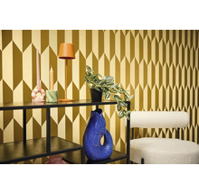 Dekoratívny interiér s regálom, dekoráciami, stoličkou a vzorovanou tapetou pre štýlové usporiadanie izby.