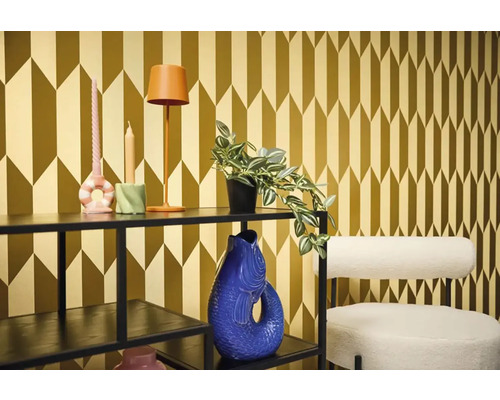 Dekoratívny interiér s regálom, dekoráciami, stoličkou a vzorovanou tapetou pre štýlové usporiadanie izby.