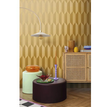 Príklad vybavenia s nábytkom, dekoráciou a tapetou s geometrickým vzorom